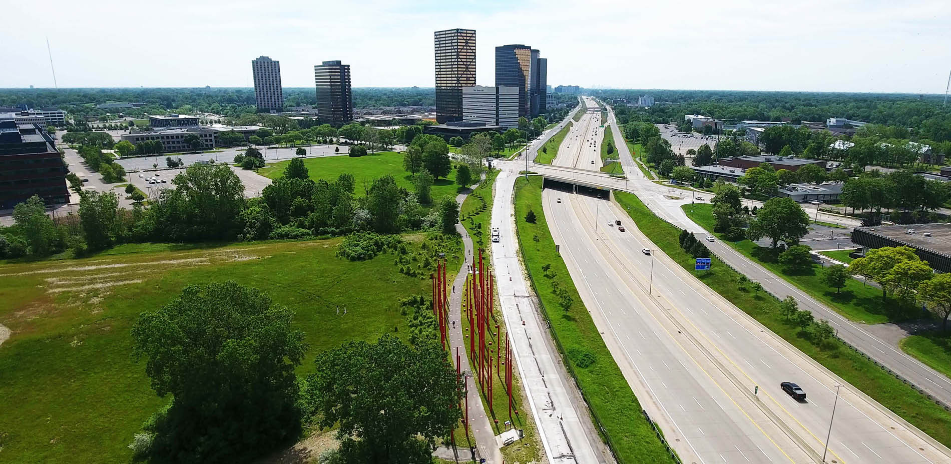 https://upload.wikimedia.org/wikipedia/commons/4/42/Aerial_Photo_of_Southfield_City_Centre_Trail.jpg